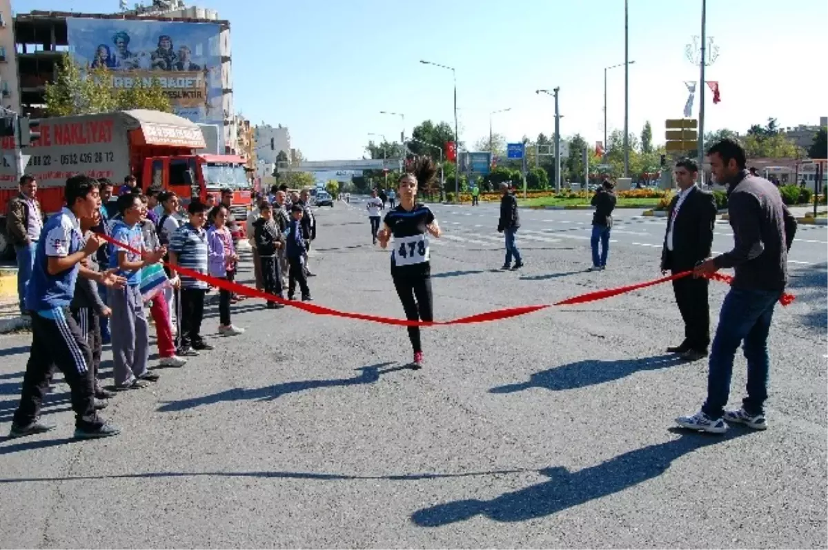 Cumhuriyet Yol Koşusu Yapıldı