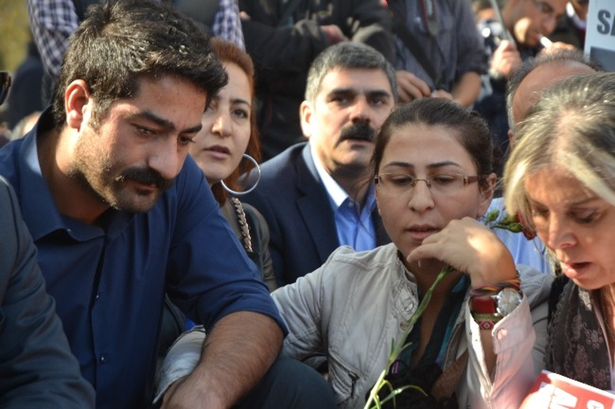 Ethem Sarısülük\'ün Hayatını Kaybettiği Yere Karanfil Bırakıldı