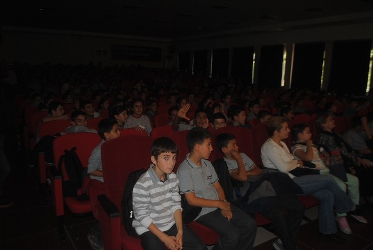 Çerezköy Belediyesinden Öğrencilere Tiyatro Keyfi
