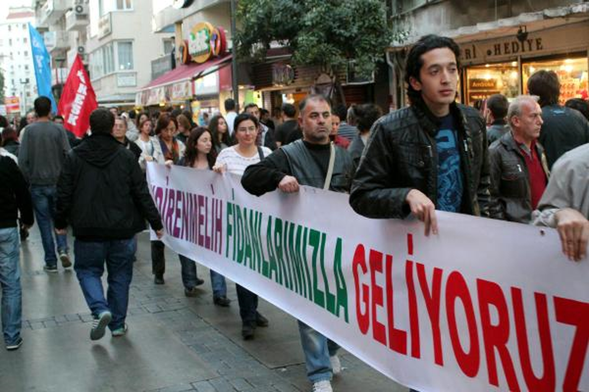 İzmir\'de Dikilen Fidanların Sökülmesi Protesto Edildi