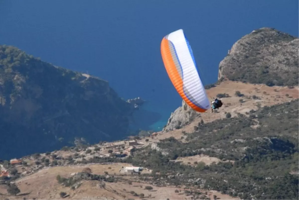 Kayalıklara Düşen Paraşütçü Askeri Helikopterle Kurtarıldı