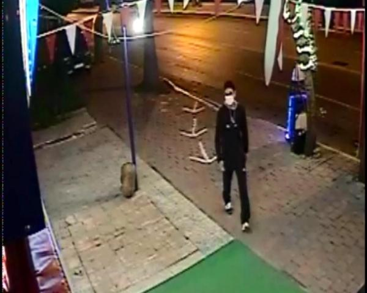 Soyguncu, Uyuyan Market Sahibinin Başında Şişe Kırdı