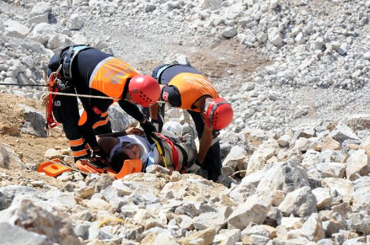 Taşocağında Yaralanan Görevli 2 Saatte Kurtarıldı