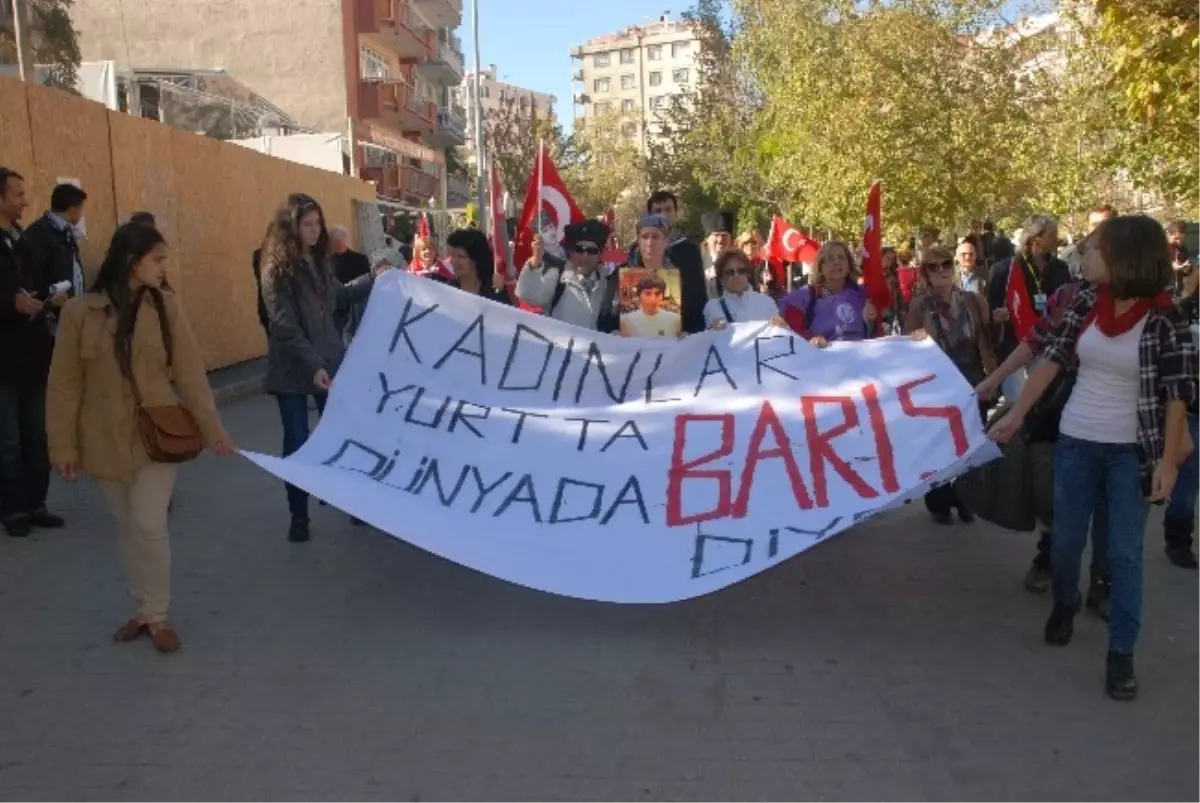 Tencere Tavalı Savaş Protestosu