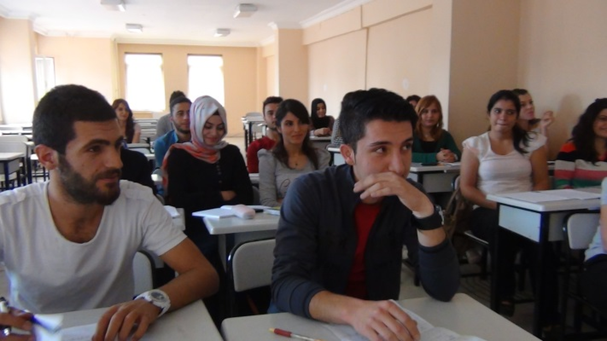 Üniversite Öğrencilerine Çince Derse Başlandı