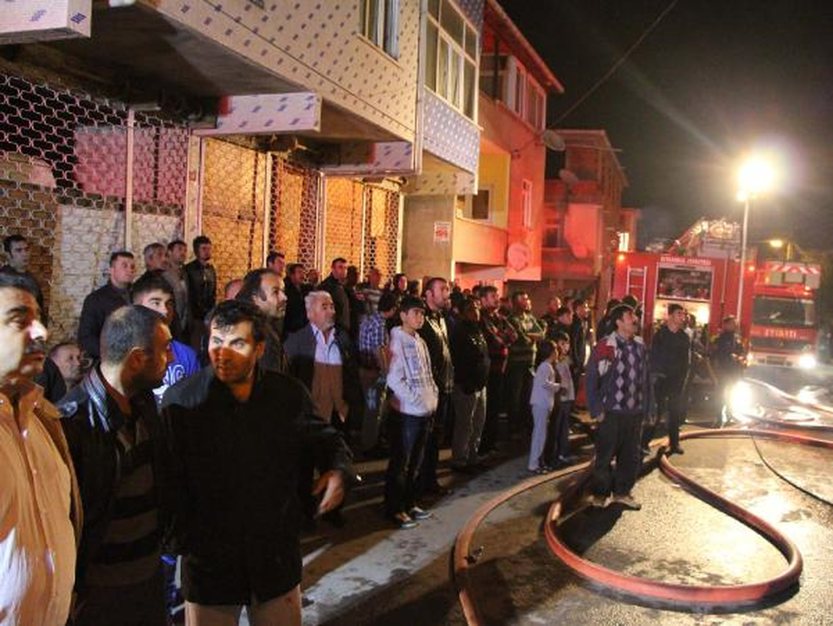 Sultanbeyli\'deki Yangın Mahalle Sakinlerini Sokağa Döktü