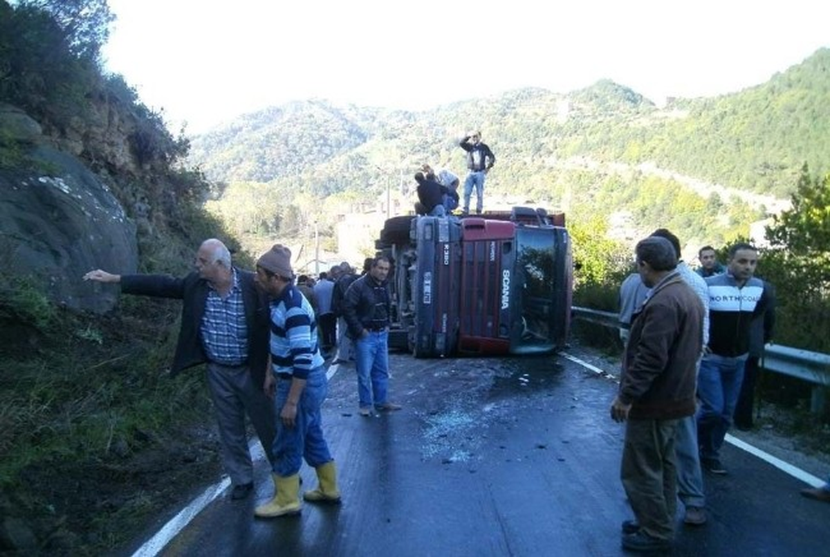 20 Ton Balık Yüklü Tır Devrildi, Yol 3 Saat Ulaşıma Kapandı