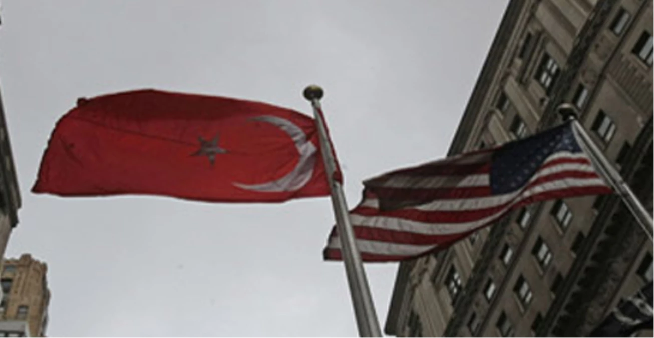 Amerika\'da Belediye Binasında Türk Bayrağı Dalgalandı