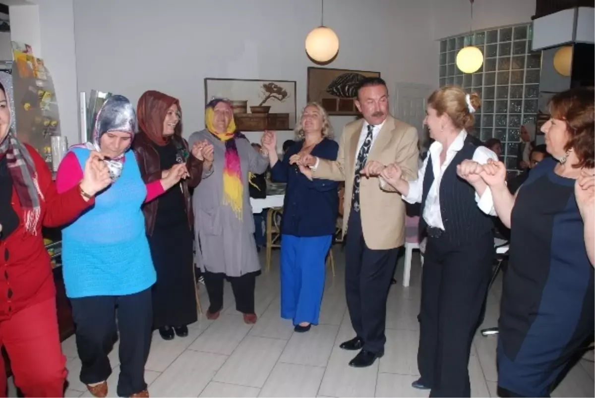 Cumhuriyet Cafede Kadınlar Gönüllerince Eğlendi