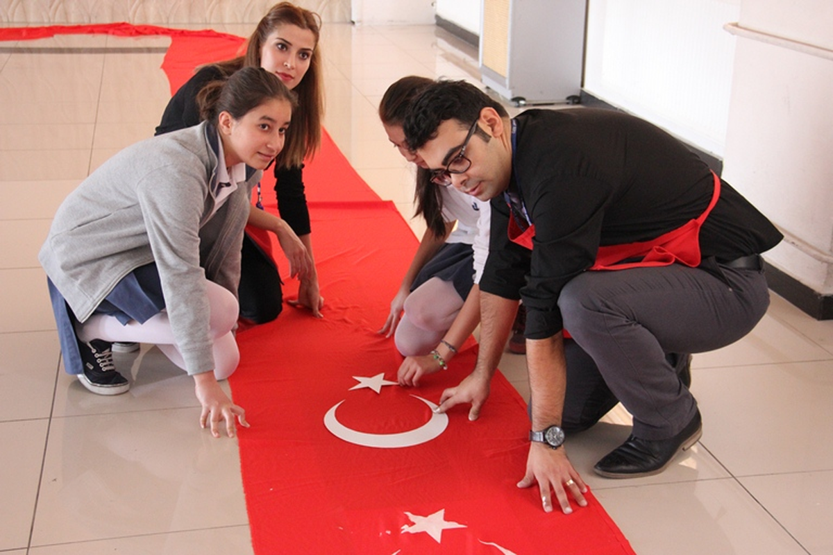 Diltaş Öğrencileri Dev Türk Bayrağı Hazırlıyor