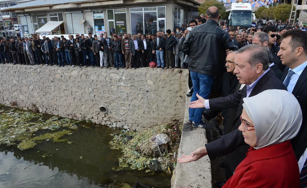 Erdoğan, Özalp Deresi\'nin Çöple Dolu Olmasına Tepki Gösterdi