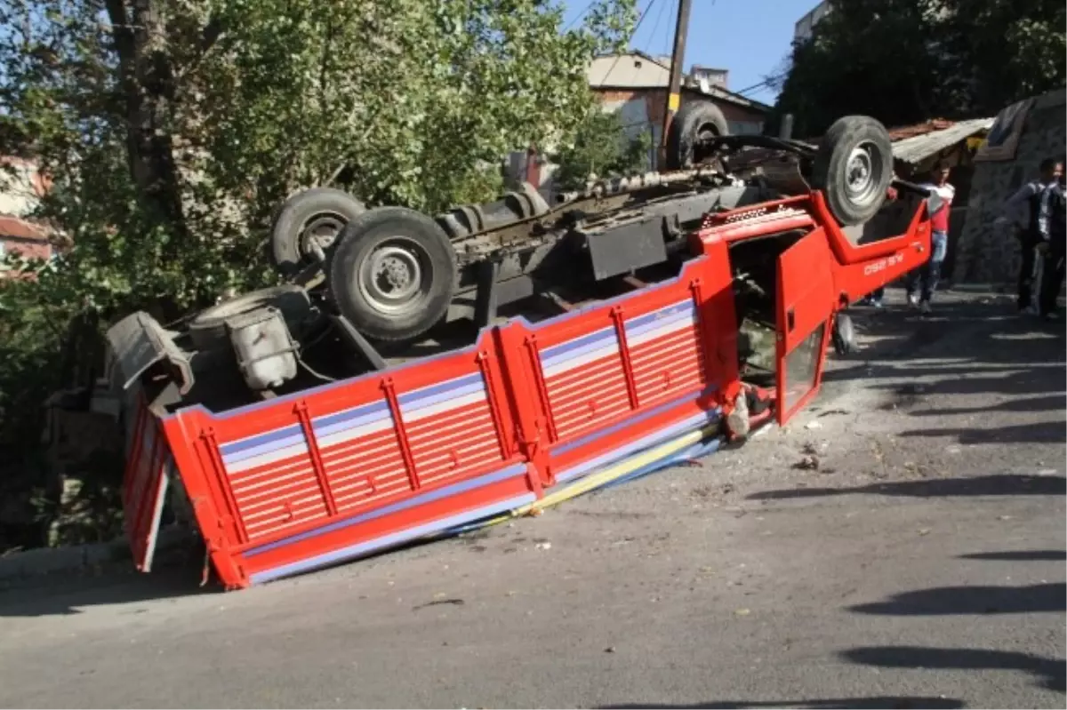 Freni Boşalan Kamyon Bahçe Duvarını Yıkarak Yola Düştü