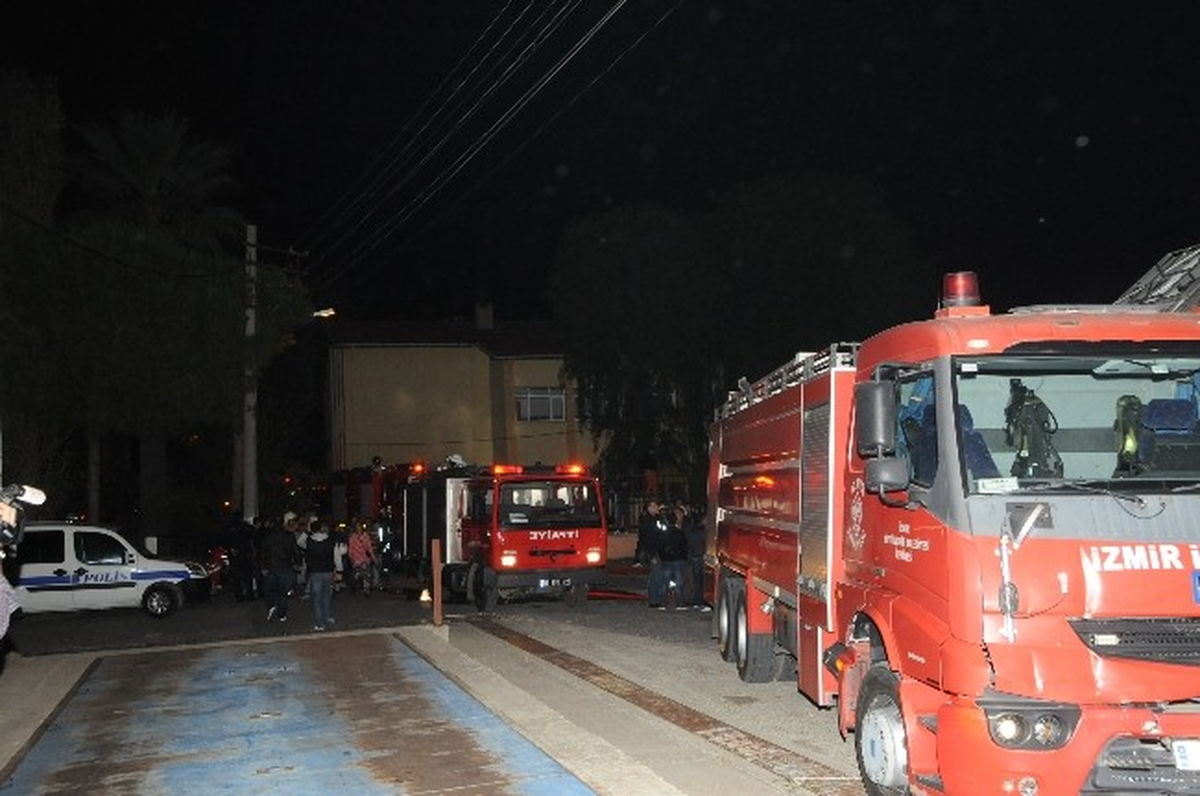 İzmir\'de Tariş Depolarındaki Yangın Korkuttu