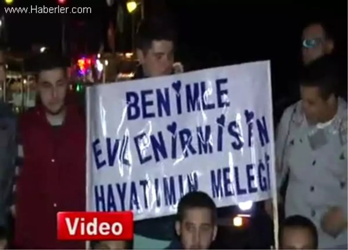 Sokak Ortasında Şaşırtan Evlilik Teklifi