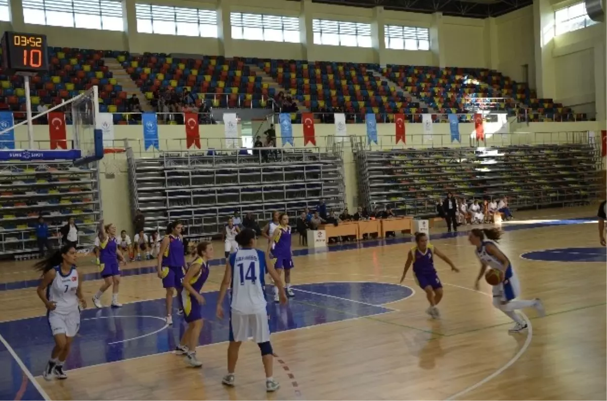 Üniversiteli Basketçiler Sezonun İlk Maçında Galibiyet Aldı