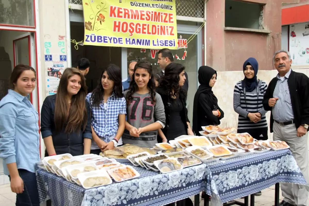 Yoksul Öğrenciler Yararına Kermes Düzenlendi