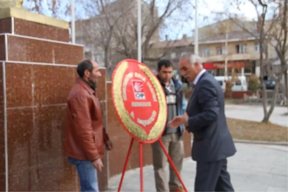 Ardahan\'da CHP\'liler Atatürk Anıtı\'na Çelenk Koydu