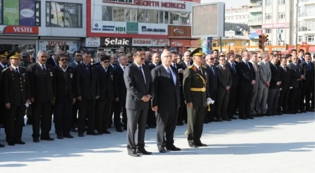 Bakan Avcı Çelenk Koyma Törenine Katıldı