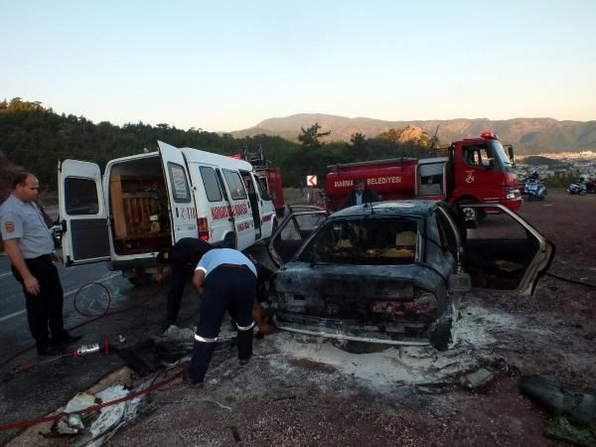 Marmaris\'te Bakıma Götürdüğü Otomobil Yolda Alev Aldı