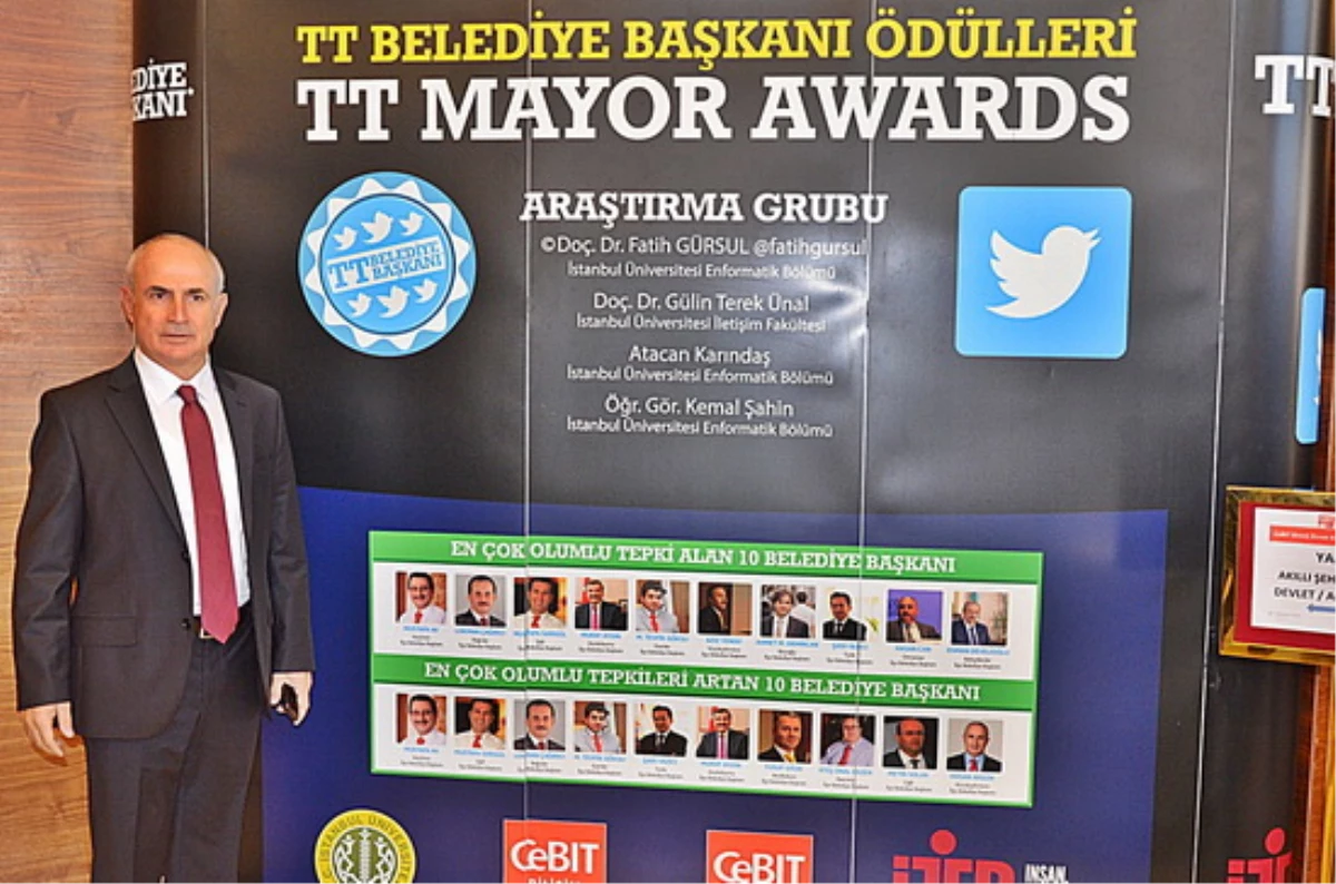 Başkan Akgün\'e TT Belediye Başkanı Ödülü Verildi