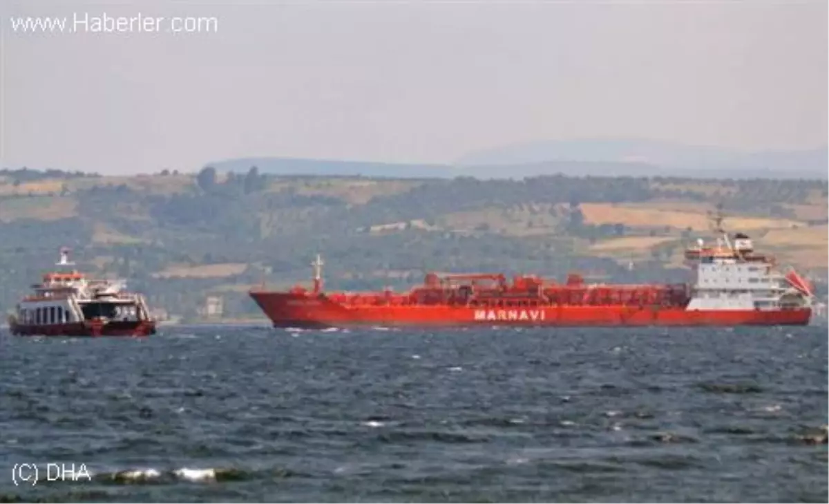 Boğaz\'da Arızalanan Tanker Korkuttu