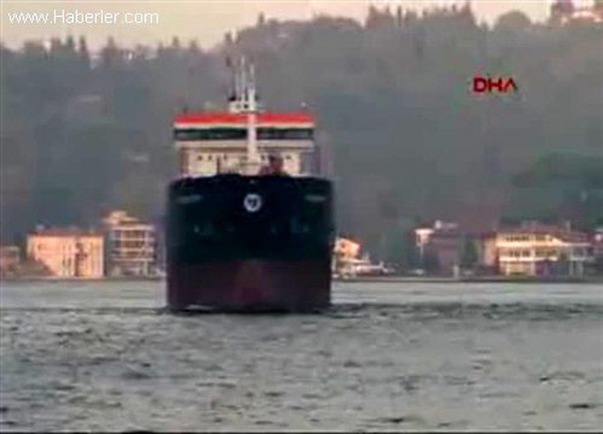 Boğaz\'da Fiber Optik Kablolara Zarar Veren Gemi Hareket Etti