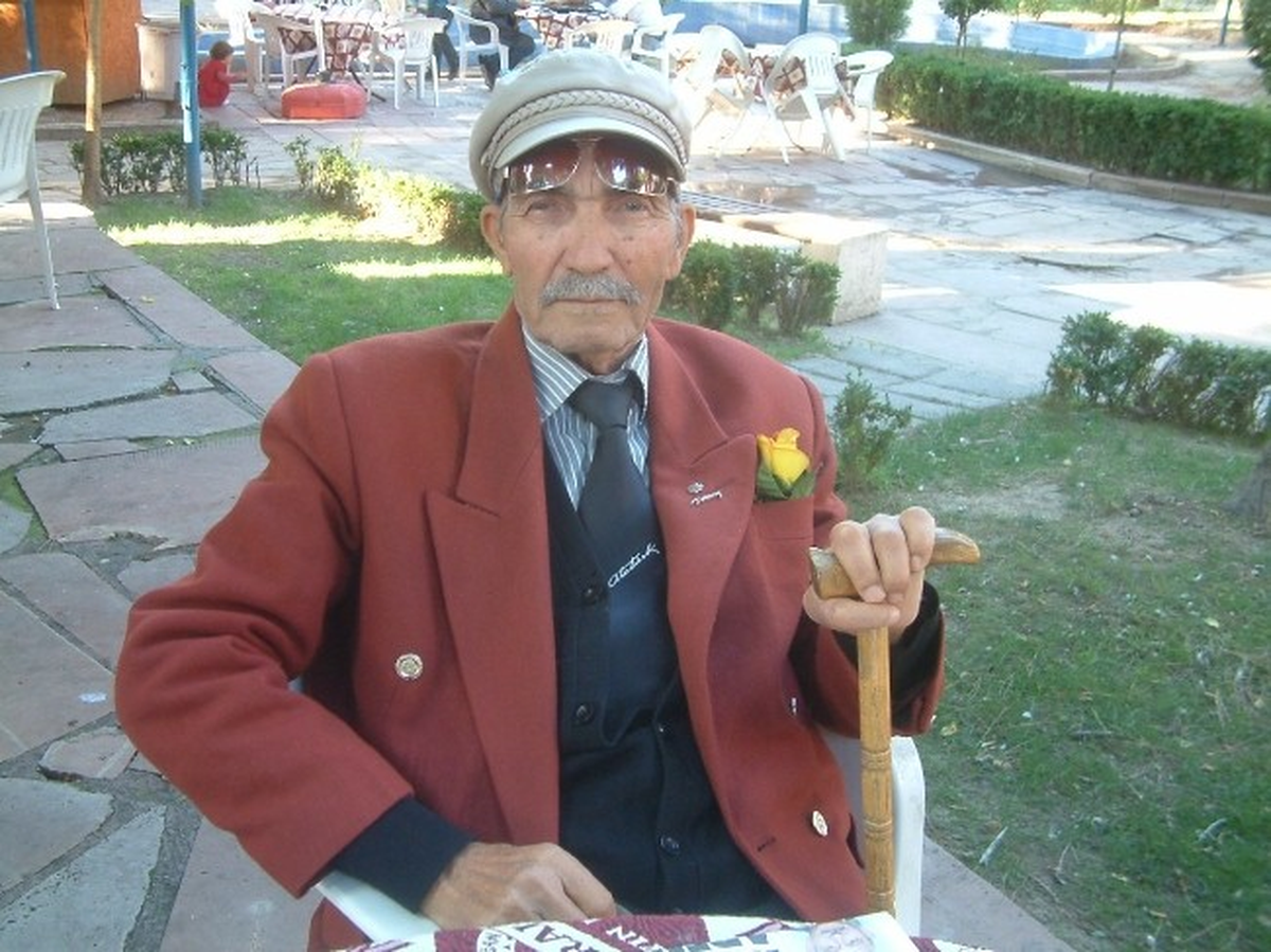 Burhaniye\'de Şakir Dedenin Sarıgül Tutkusu