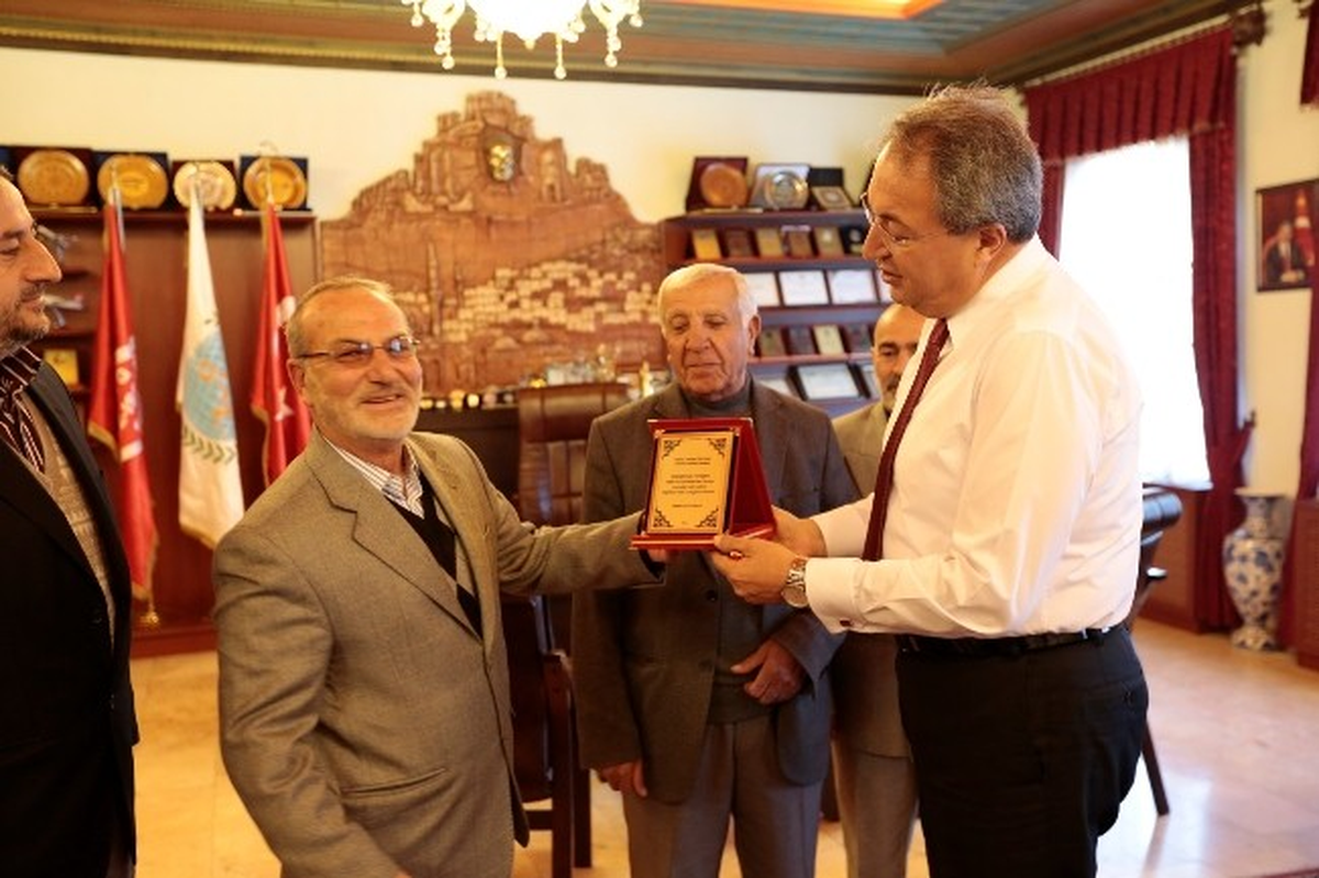 Cevher Dudayev Mahallesi Muhtarı Sütveren\'den Ünver\'e Teşekkür Plaketi