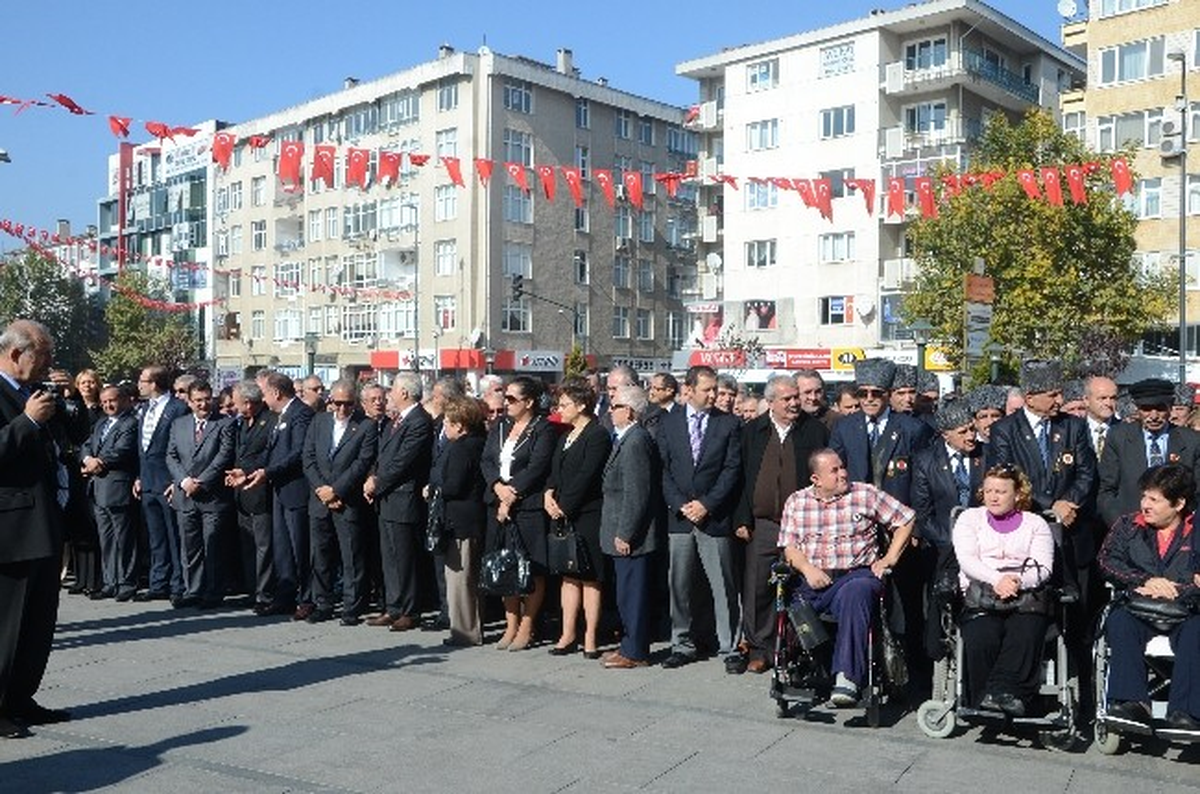 Çorlu\'da Atatürk Anıtı\'na Çelenk Sunuldu
