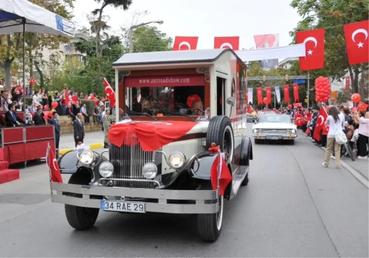 Cumhuriyetin 90.Yıl Coşkusunda 90 Klasik Otomobil