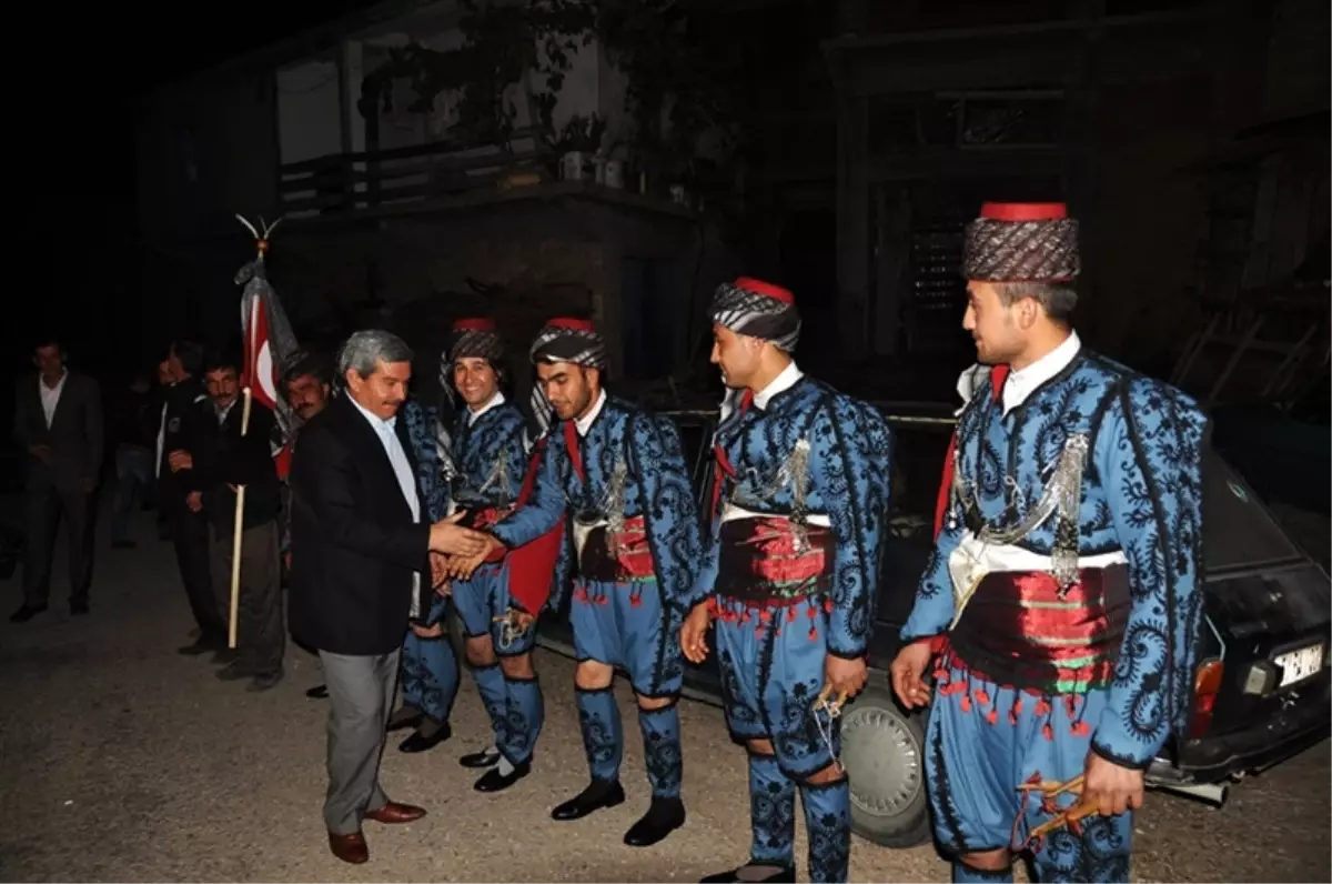 Demirci Belediye Başkanı, Düğünde Harmandalı Oynadı