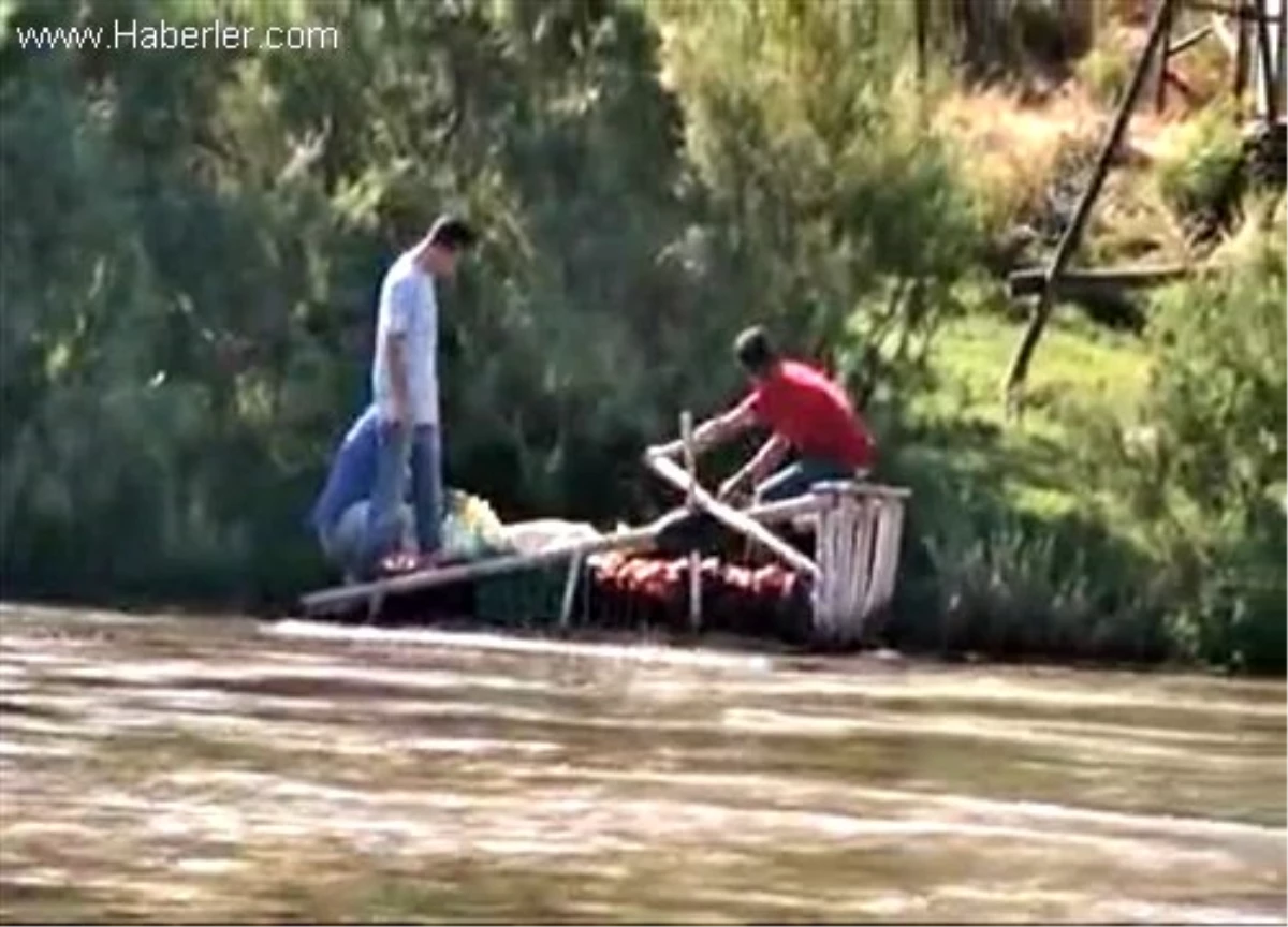 Dicle Nehri\'nden karşıya keleklerle geçiyorlar