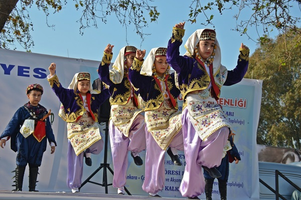 Dikili\'de 1.Halk Oyunları Şenliği Yapıldı