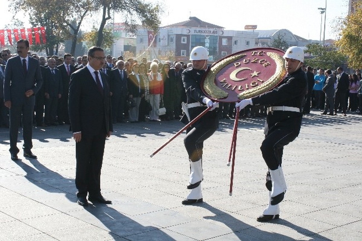 Düzce\'de Cumhuriyet Bayramı, Çelenk Sunma ile Başladı