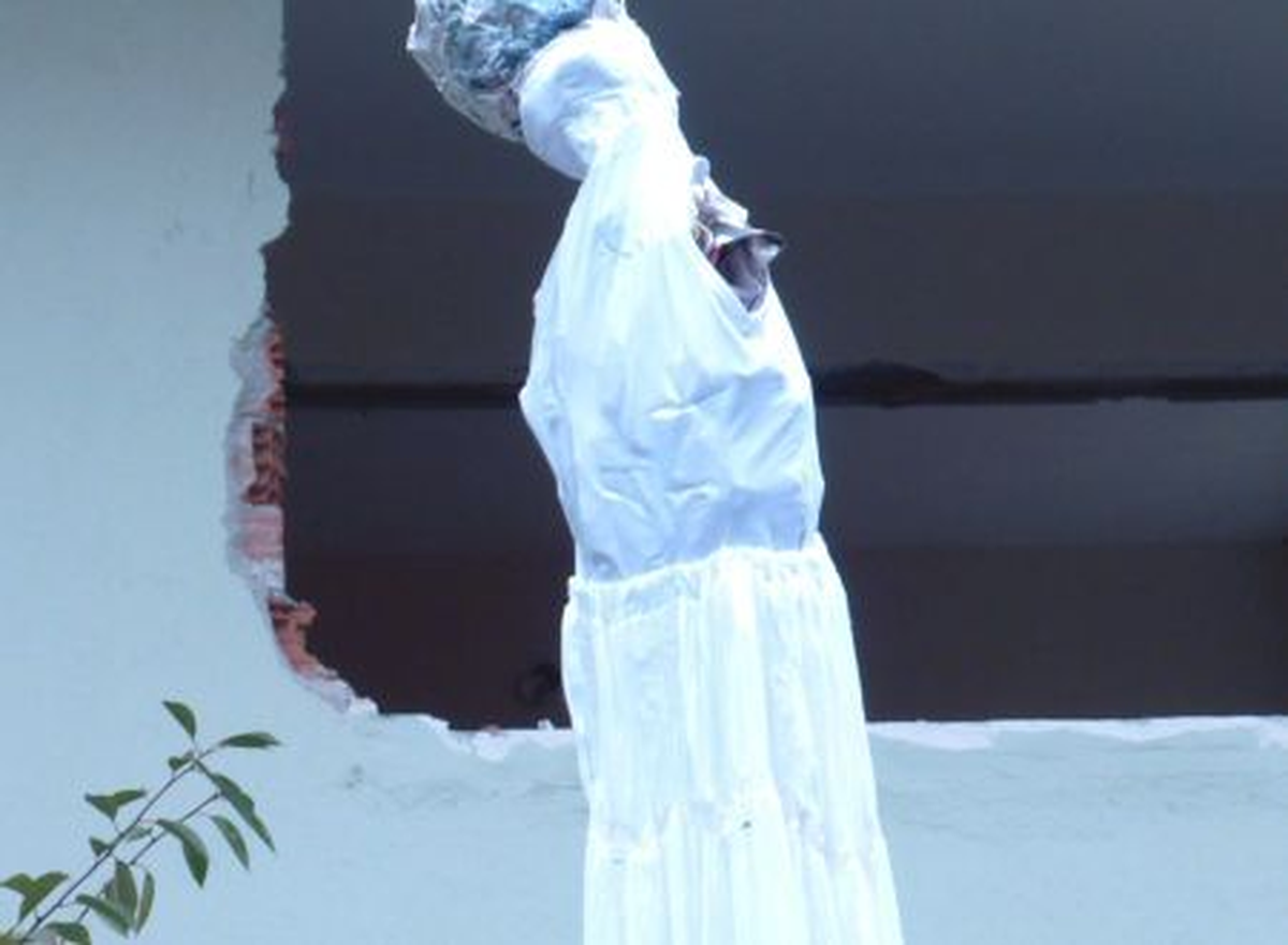 Elektrik Tellerine Asılan Gelinlik Polisi Alarma Geçirdi