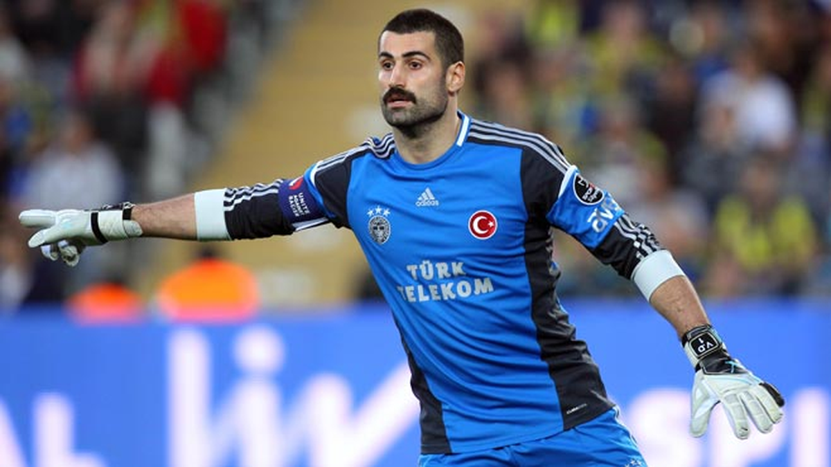 Fenerbahçe\'de Kaleci Volkan Demirel\'in Doğum Günü Kutlandı
