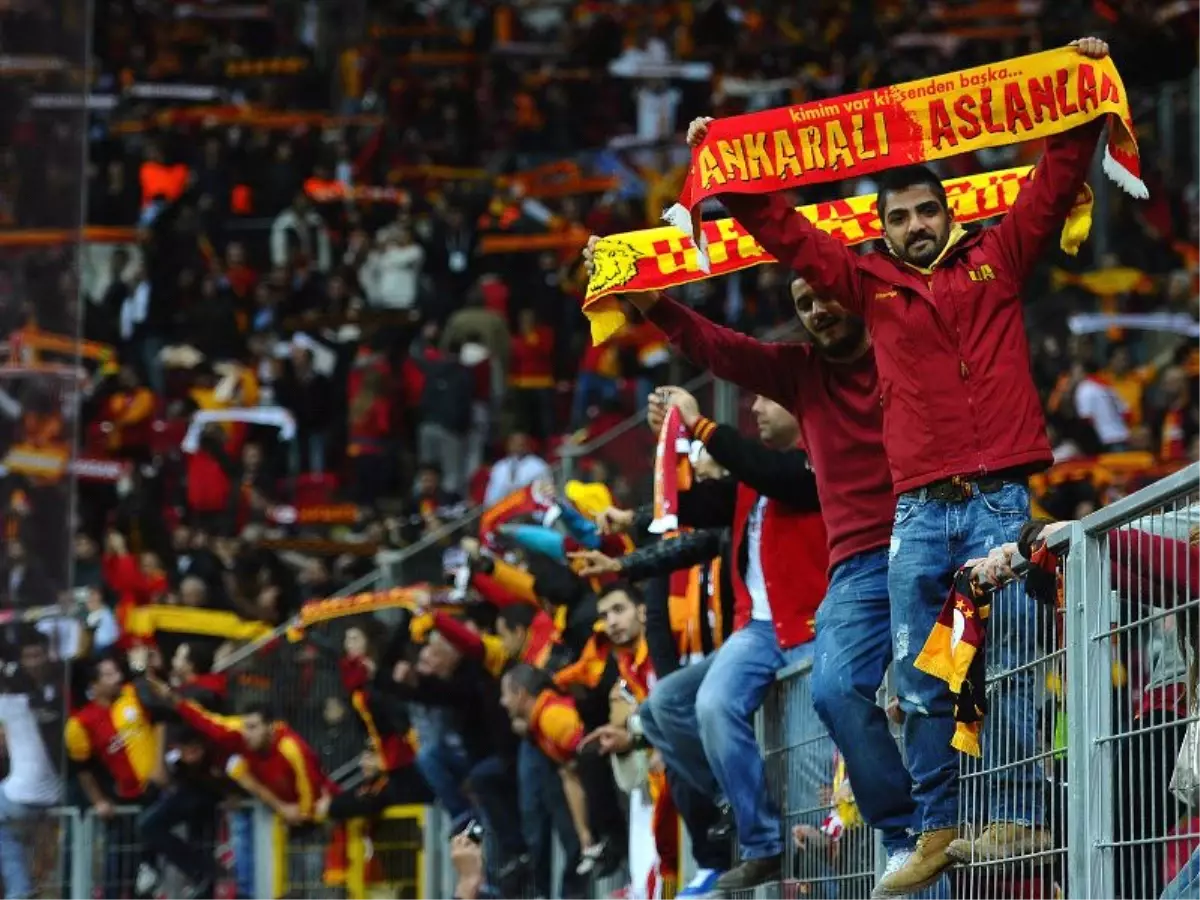 Galatasaraylı Taraftarı Polisler Zor Tuttu!