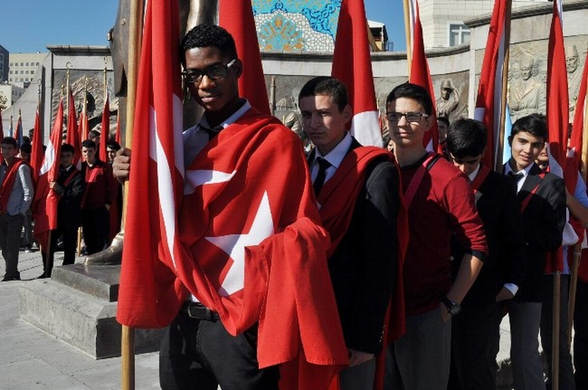 Kayseri\'de Ganalı Öğrenci Türk Bayrağını Taşıdı