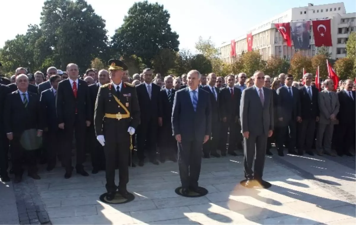 Gaziantep\'te Cumhuriyetin Kuruluş Yıldönümü Çelenk Sunumu ile Başladı