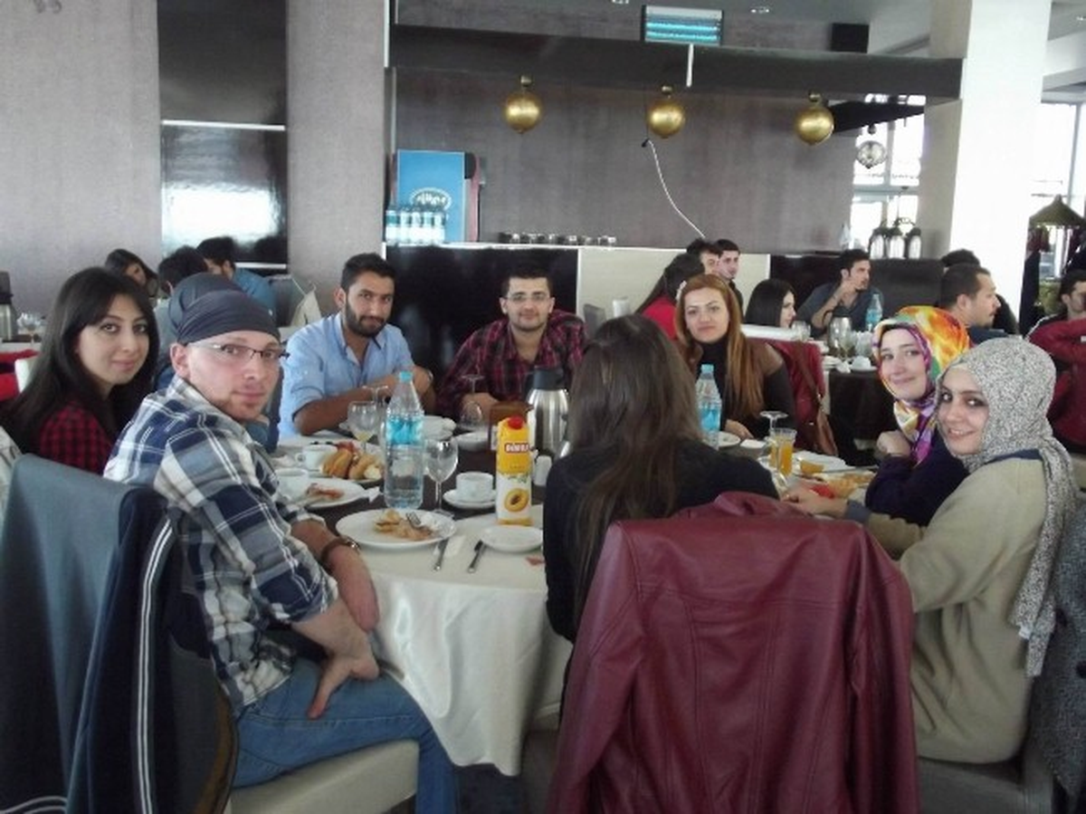 Genç Temalar Kahvaltıda Tanıştı