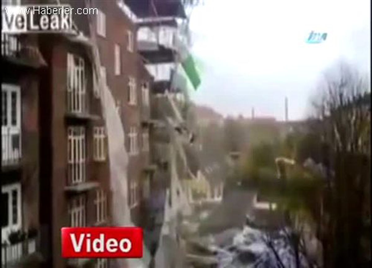 Hollanda\'da Fırtına İnşaat İskelesini Yıktı