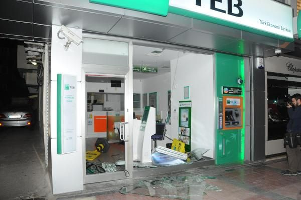 Bankanın Camını Kırdıktan Sonra Kadını Darp Ettiler