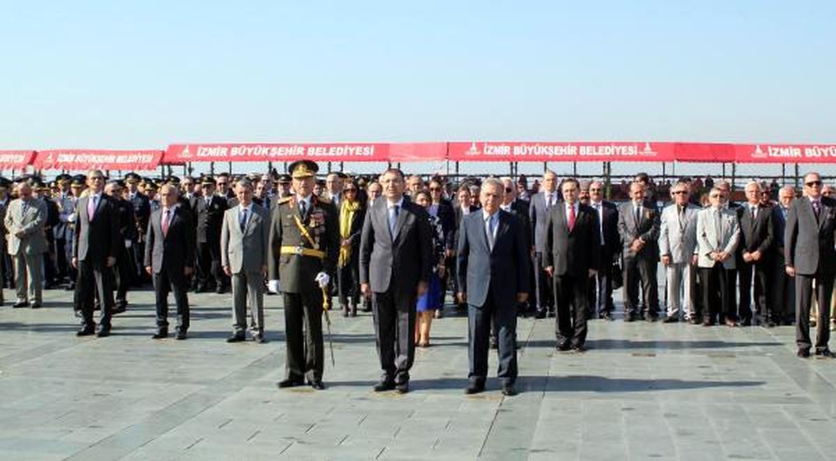 İzmir\'de Cumhuriyet Bayramı Kutlamaları Başladı