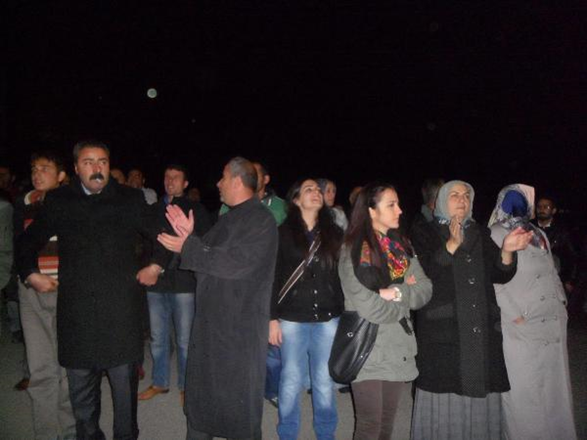 Muş\'ta Bir Grup Cezaevi Önünde Yaşananları Protesto Ettii