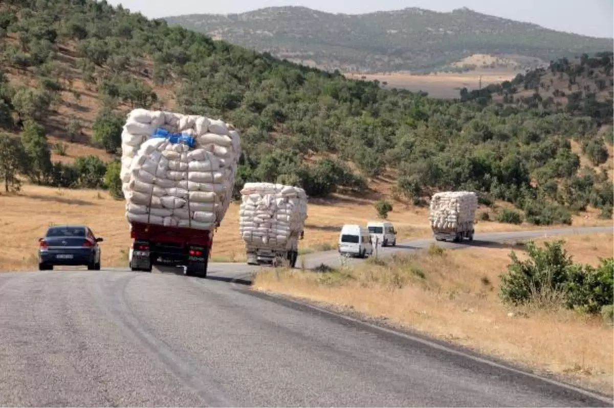 Karayolunda Saman Yüklü Kamyon Tehlikesi