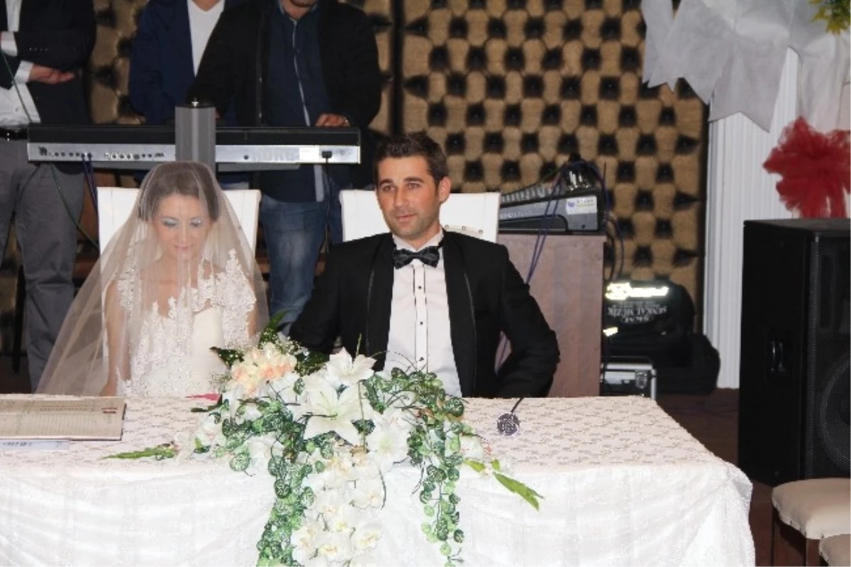 Kaynarca Belediye Başkanı Zeynur Özel Kızını Evlendirdi