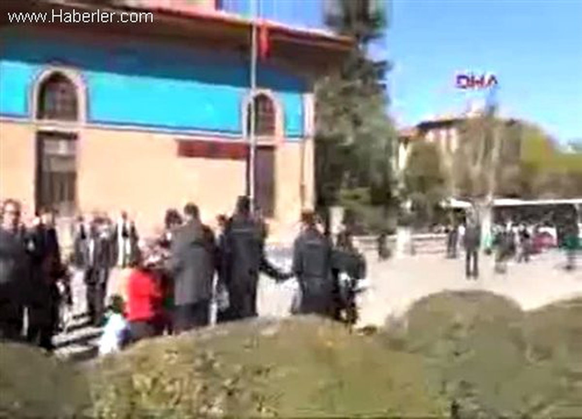 Konya\'da Atatürk Anıtı\'nda Taşkınlık Yapanlar Yakalandı