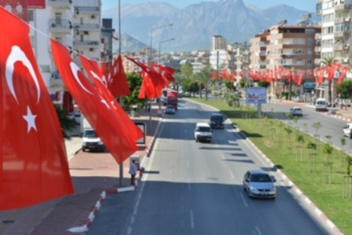 Konyaaltı 10 Bin Türk Bayrağı ile Süslendi