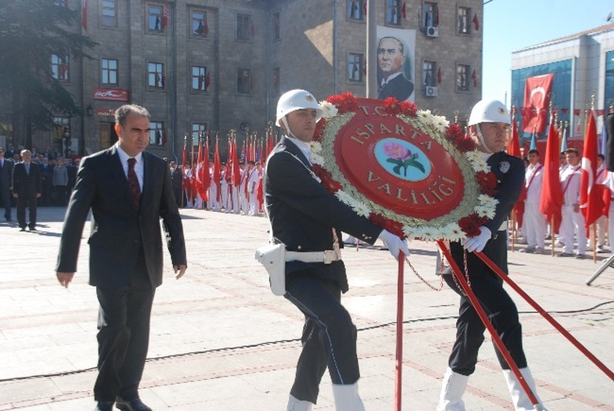Kutlamalar Çelenk Sunumuyla Başladı