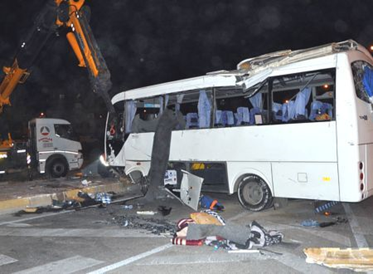 Manavgat\'ta Otomobil ile Otobüs Çarpıştı: 4 Yaralı